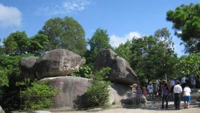 Du khách chụp hình tại Hòn Trống Mái Sầm Sơn