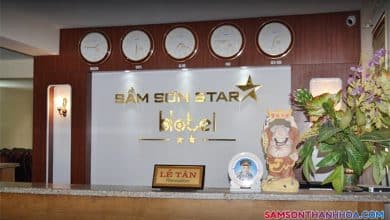 Quầy lễ tân hướng dẫn khách đặt phòng