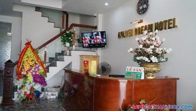 Lễ tân tại sảnh lớn đi vào